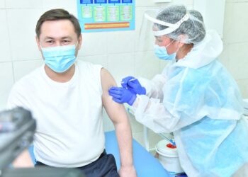 ШЫМКЕНТ ҚАЛАСЫНЫҢ ӘКІМІ МҰРАТ ӘЙТЕНОВ ВАКЦИНАНЫҢ ЕКІНШІ КОМПОНЕНТІН САЛДЫРДЫ