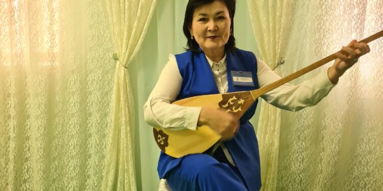 УЧИТЕЛЬ МУЗЫКИ КАЖДЫЙ СВОЙ УРОК НАЧИНАЕТ СО СТИХОТВОРЕНИЯ АБАЯ КУНАНБАЕВА