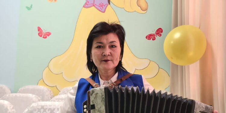 УЧИТЕЛЬ МУЗЫКИ КАЖДЫЙ СВОЙ УРОК НАЧИНАЕТ СО СТИХОТВОРЕНИЯ АБАЯ КУНАНБАЕВА