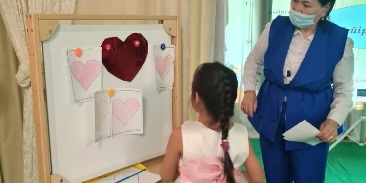 УЧИТЕЛЬ МУЗЫКИ КАЖДЫЙ СВОЙ УРОК НАЧИНАЕТ СО СТИХОТВОРЕНИЯ АБАЯ КУНАНБАЕВА