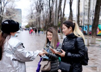 Шымкент: полиция қызметкерлері 4000-нан аса қала тұрғынына маска таратты
