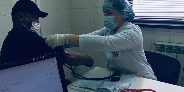 ІНДЕТ КЕЗІНДЕ КҮНІНЕ ЖҮЗДЕН АСА НАУҚАСҚА ЕМ-ДОМ ЖАСАҒАН ДӘРІГЕР