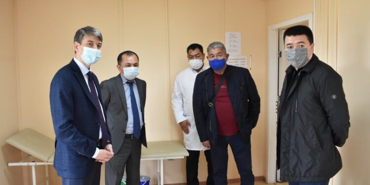 ТҮРКІСТАН ОБЛЫСЫ ӘКІМІНІҢ ОРЫНБАСАРЫ ӨҢІРДЕГІ ВАКЦИНАЦИЯЛАУ БАРЫСЫМЕН ТАНЫСТЫ