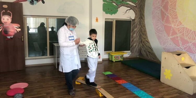 ШЫМКЕНТТЕ АУТИЗМІ БАР БАЛАЛАРДЫ ОҢАЛТУҒА АРНАЛҒАН ОРТАЛЫҚ ТЕГІН ЕМ ЖҮРГІЗЕДІ