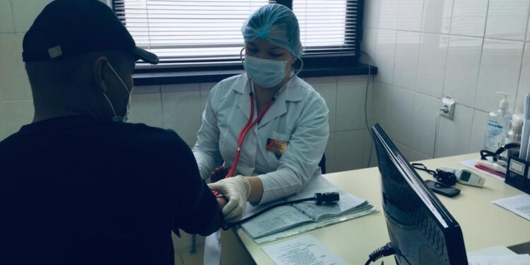 ВРАЧ, КОТОРЫЙ ПРОВЕЛ ЛЕЧЕНИЕ БОЛЕЕ СТА БОЛЬНЫМ В ДЕНЬ В УСЛОВИЯХ ПАНДЕМИИ