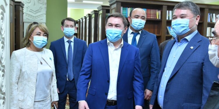 ҚАЛА ӘКІМІ ӘЛ-ФАРАБИ АТЫНДАҒЫ КІТАПХАНА ЖҰМЫСЫМЕН ТАНЫСТЫ