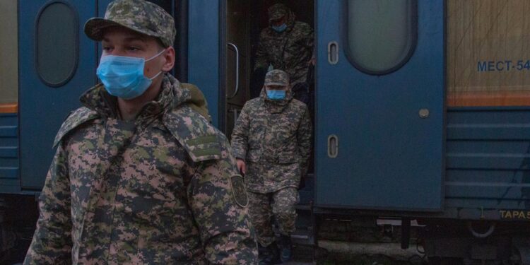 Шымкентке үш облыстан әскерге шақырылушылар келді
