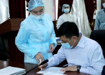 Главный полицейский Шымкента вакцинировался против коронавируса
