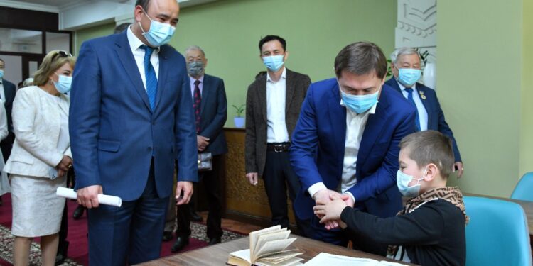 ҚАЛА ӘКІМІ ӘЛ-ФАРАБИ АТЫНДАҒЫ КІТАПХАНА ЖҰМЫСЫМЕН ТАНЫСТЫ