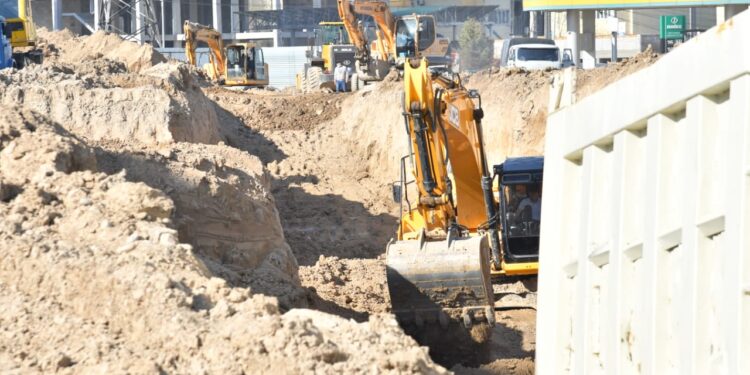 ҚАЛА ӘКІМІ ҚОНАЕВ-РЫСҚҰЛОВ КӨШЕЛЕРІНІҢ ҚИЫЛЫСЫНДАҒЫ ЖОЛАЙРЫҚ ҚҰРЫЛЫСЫН БАҚЫЛАДЫ