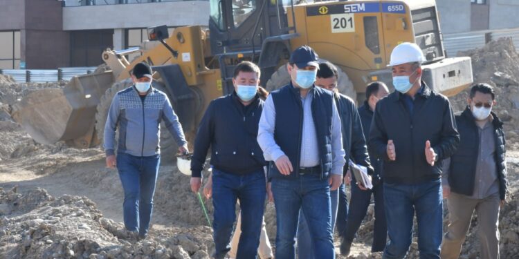 ҚАЛА ӘКІМІ ҚОНАЕВ-РЫСҚҰЛОВ КӨШЕЛЕРІНІҢ ҚИЫЛЫСЫНДАҒЫ ЖОЛАЙРЫҚ ҚҰРЫЛЫСЫН БАҚЫЛАДЫ