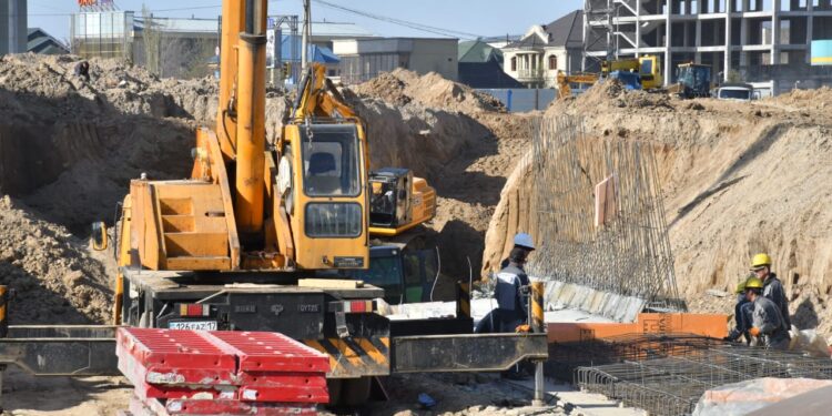 ҚАЛА ӘКІМІ ҚОНАЕВ-РЫСҚҰЛОВ КӨШЕЛЕРІНІҢ ҚИЫЛЫСЫНДАҒЫ ЖОЛАЙРЫҚ ҚҰРЫЛЫСЫН БАҚЫЛАДЫ