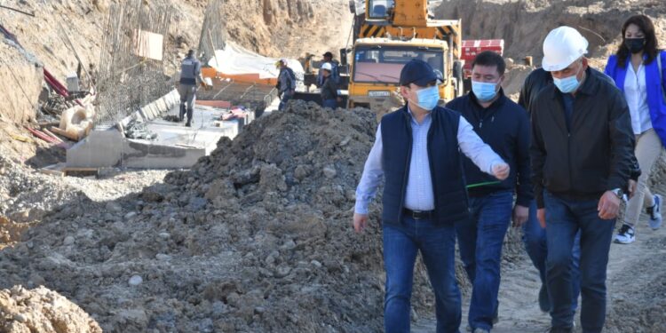 ҚАЛА ӘКІМІ ҚОНАЕВ-РЫСҚҰЛОВ КӨШЕЛЕРІНІҢ ҚИЫЛЫСЫНДАҒЫ ЖОЛАЙРЫҚ ҚҰРЫЛЫСЫН БАҚЫЛАДЫ