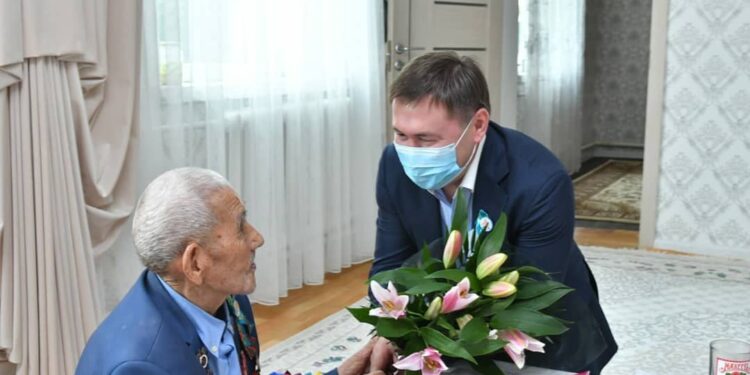 ҚАЛА ӘКІМІ АРДАГЕРДІ МЕРЕКЕМЕН ҚҰТТЫҚТАДЫ
