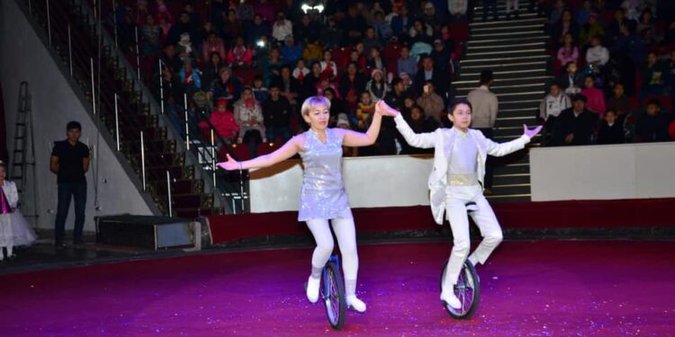 БАЛАЛАРЫН ЦИРК ӨНЕРІНЕ БАУЛЫҒАН ЧЕМПИОН АНА