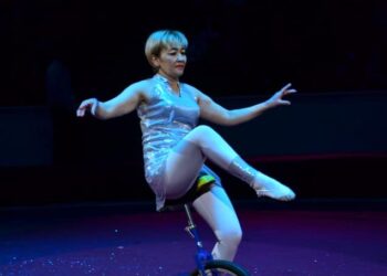 БАЛАЛАРЫН ЦИРК ӨНЕРІНЕ БАУЛЫҒАН ЧЕМПИОН АНА
