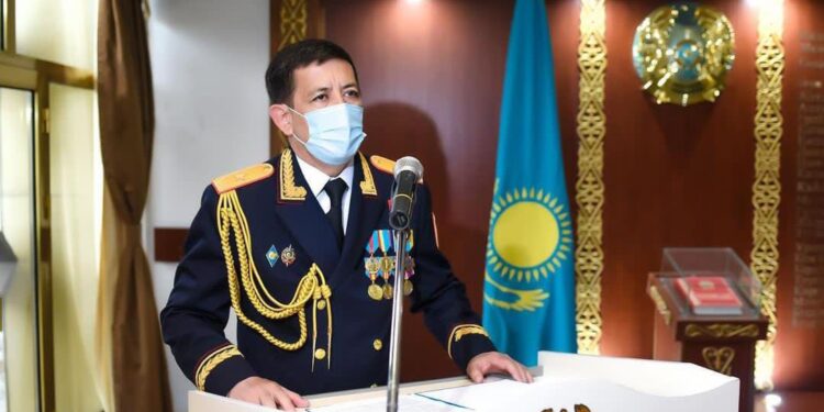 Шымкент: Отан қорғаушылар күнінде 100-ге жуық полицей марапатталды