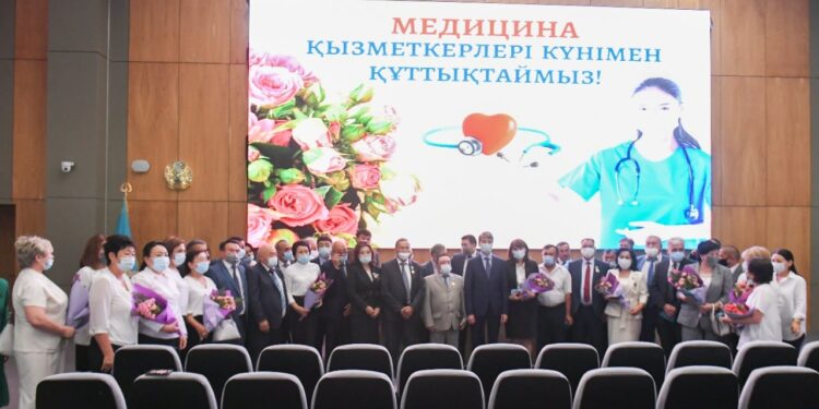 Түркістан облысының дәрігерлері марапатталды