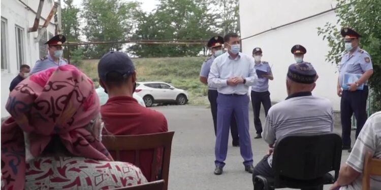 БАС ПОЛИЦЕЙ ТҰРҒЫНДАРМЕН КЕЗДЕСТІ