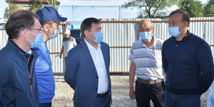 ҚАЛА ӘКІМІ МЕТАЛЛУРГ СТАДИОНЫНЫҢ ҚҰРЫЛЫС АЛАҢЫНА БАРДЫ
