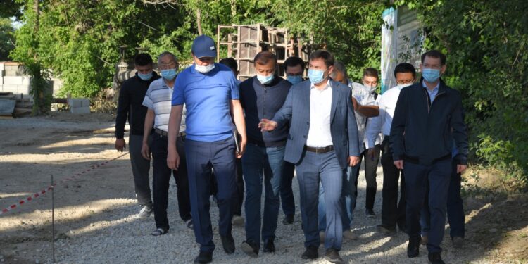 ҚАЛА ӘКІМІ МЕТАЛЛУРГ СТАДИОНЫНЫҢ ҚҰРЫЛЫС АЛАҢЫНА БАРДЫ