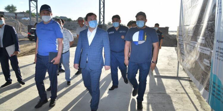 ҚАЛА ӘКІМІ МЕТАЛЛУРГ СТАДИОНЫНЫҢ ҚҰРЫЛЫС АЛАҢЫНА БАРДЫ