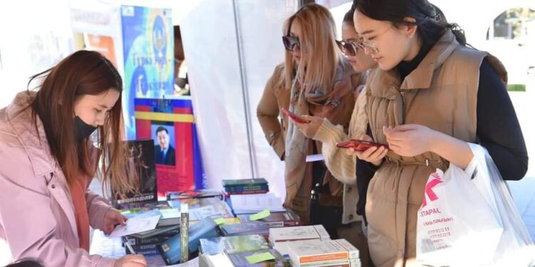 ҚАЛА КҮНІНДЕ ТҮРКІСТАНДА КІТАП ЖӘРМЕҢКЕСІ МЕН ҚОЛӨНЕРШІЛЕР КӨРМЕСІ ӨТТІ