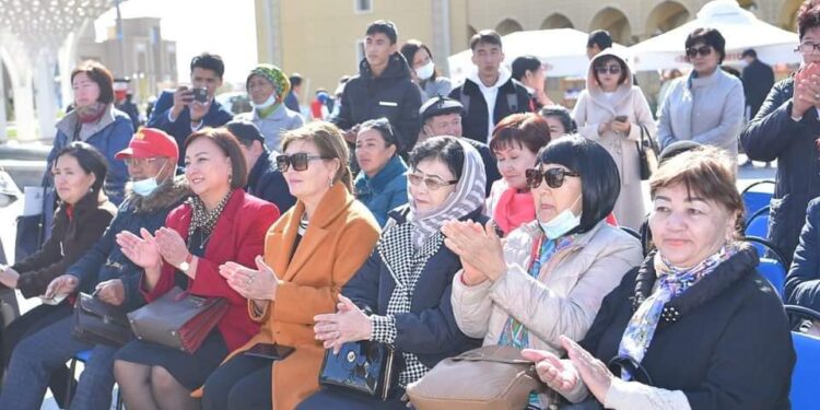 ҚАЛА КҮНІНДЕ ТҮРКІСТАНДА КІТАП ЖӘРМЕҢКЕСІ МЕН ҚОЛӨНЕРШІЛЕР КӨРМЕСІ ӨТТІ