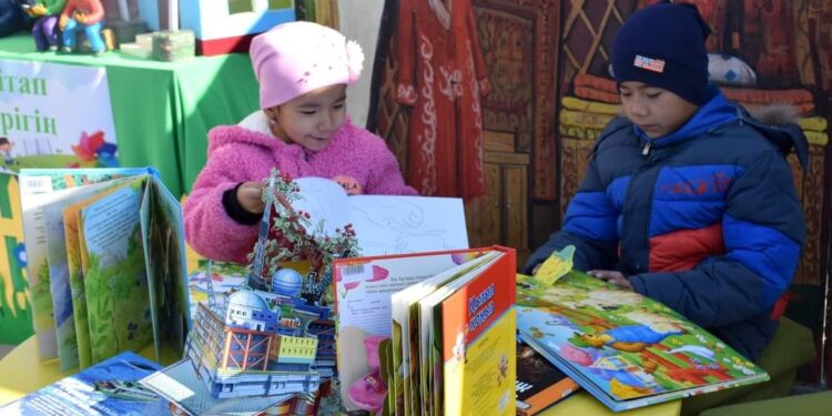 ҚАЛА КҮНІНДЕ ТҮРКІСТАНДА КІТАП ЖӘРМЕҢКЕСІ МЕН ҚОЛӨНЕРШІЛЕР КӨРМЕСІ ӨТТІ