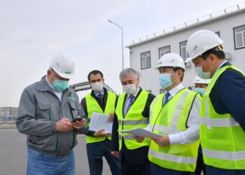 ҚАЛА ӘКІМІ МҰНАЙ-ХИМИЯ БАҒЫТЫНДАҒЫ ЖАҢА ӨНДІРІС ОРНЫНЫҢ ЖҰМЫСЫМЕН ТАНЫСТЫ