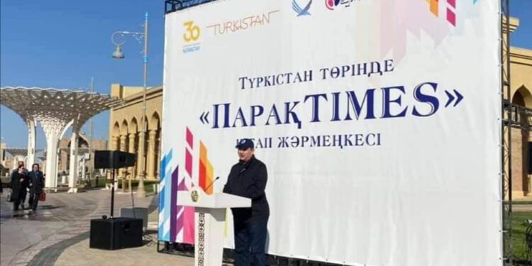 ҚАЛА КҮНІНДЕ ТҮРКІСТАНДА КІТАП ЖӘРМЕҢКЕСІ МЕН ҚОЛӨНЕРШІЛЕР КӨРМЕСІ ӨТТІ