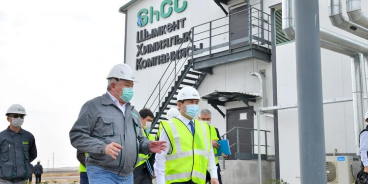 ҚАЛА ӘКІМІ МҰНАЙ-ХИМИЯ БАҒЫТЫНДАҒЫ ЖАҢА ӨНДІРІС ОРНЫНЫҢ ЖҰМЫСЫМЕН ТАНЫСТЫ