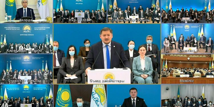 Президент Қасым-Жомарт Тоқаев билік партиясының кезектен тыс съезіне қатысты 2022 жылғы 01 наурыз