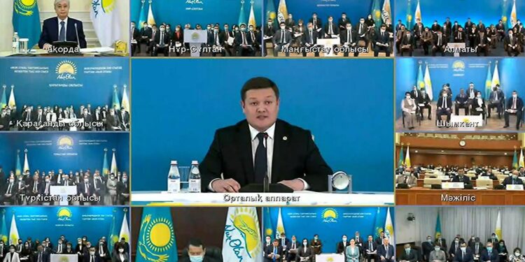 Президент Қасым-Жомарт Тоқаев билік партиясының кезектен тыс съезіне қатысты 2022 жылғы 01 наурыз