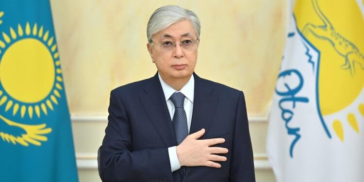 Президент Қасым-Жомарт Тоқаев билік партиясының кезектен тыс съезіне қатысты 2022 жылғы 01 наурыз