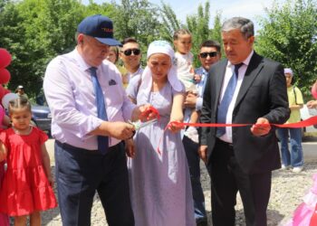 Түлкібастық түлектер өмірден өткен сыныптастың отбасына үй сыйлады