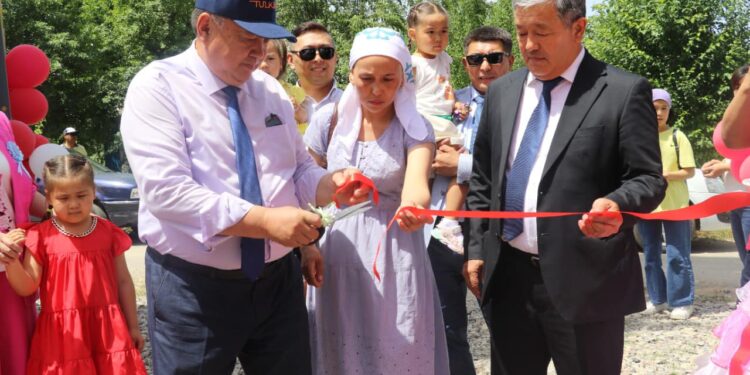Түлкібастық түлектер өмірден өткен сыныптастың отбасына үй сыйлады