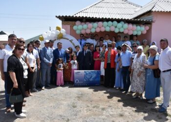 Созақта мектепті 20 жыл бұрын бітірген түлектер көпбалалы отбасыға үй сыйлады