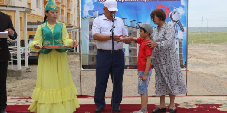 Түлкібаста 64 отбасы қоныс тойын тойлады