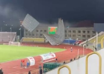 Стадионның шатыры ұшып, ойын тоқтатылды