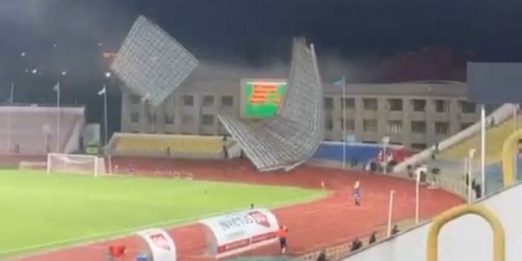Стадионның шатыры ұшып, ойын тоқтатылды