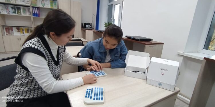 Қазақстандық әзірлеушілер зағип балаларға арналған бірегей аппарат құрды