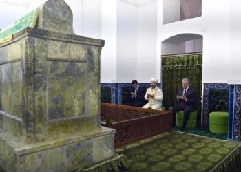 Мемлекет басшысы Қожа Ахмет Ясауи кесенесіне зиярат етті ТҮРКІСТАН