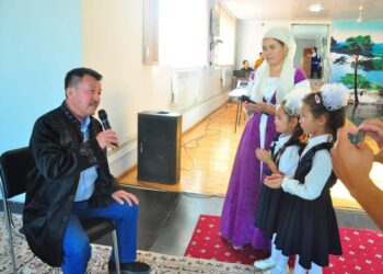 Түркістан: Шардарада батагөй қариялар сайысты