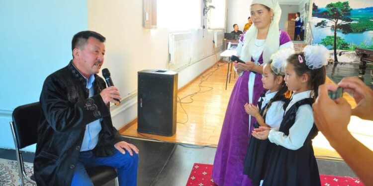 Түркістан: Шардарада батагөй қариялар сайысты
