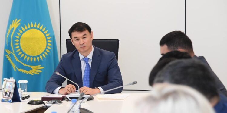 Түркістан: Дархан Сатыбалды мақта зауыттарының басшыларымен ортақ келісімге келді