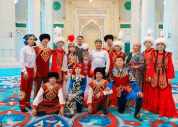 18 бала асырап алған Өмірхан Жетесов: Рим Папасының алдында өнер көрсеткен соң бізді әлем таныды