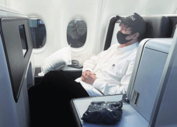 «Туған жерім Қазақстанға рақмет»: Димаш Құдайберген шетелге аттанды