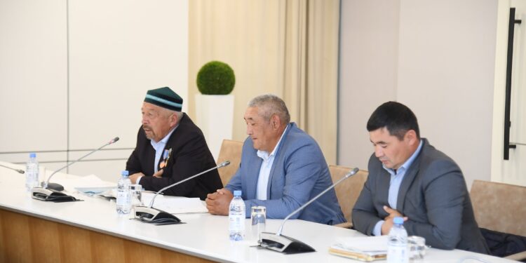 Дархан Сатыбалды жер мәселесі бойынша Қазығұрт ауданының тұрғындарын қабылдады