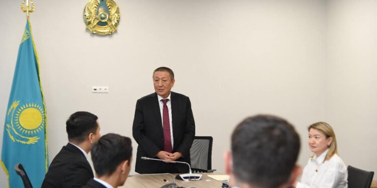 Республика күні қарсаңында түркістандық мемлекеттік қызметшілер ант берді